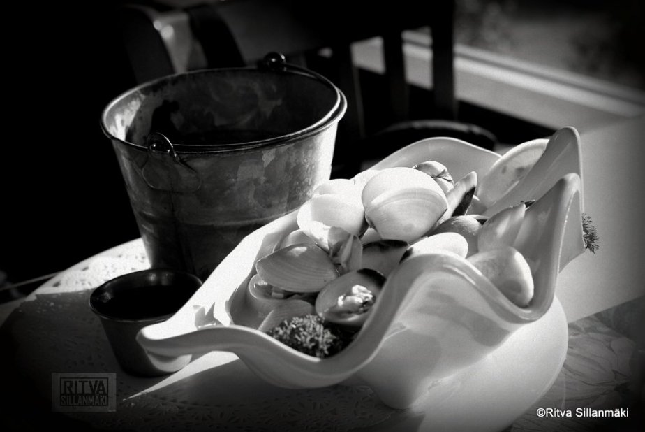 steamed clams- cropped b&w