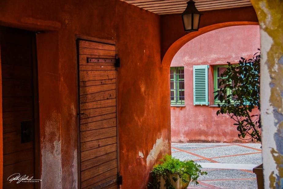 June – colorful&nbsp;doorways