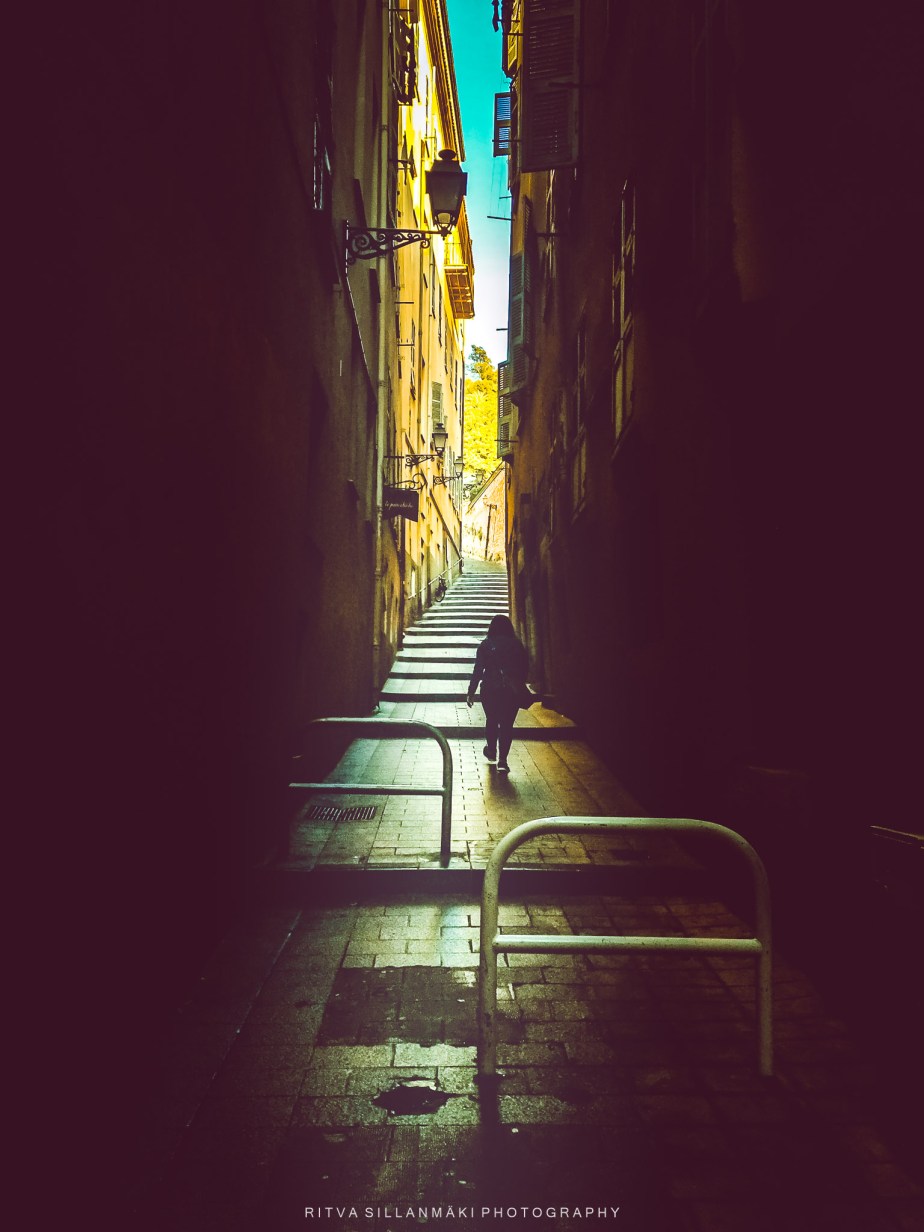 Street photography  – towards the&nbsp;light