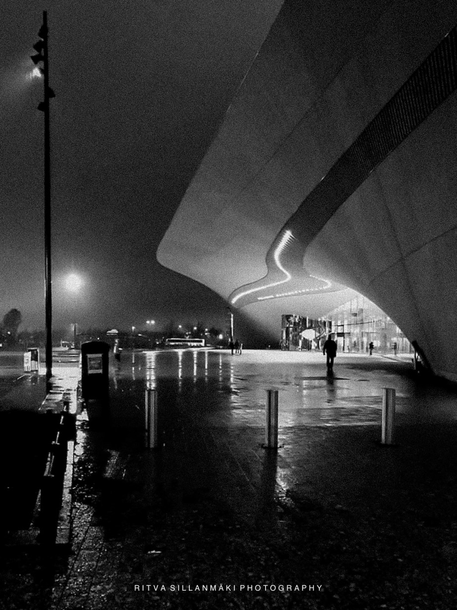 Street photography – I walk&nbsp;alone