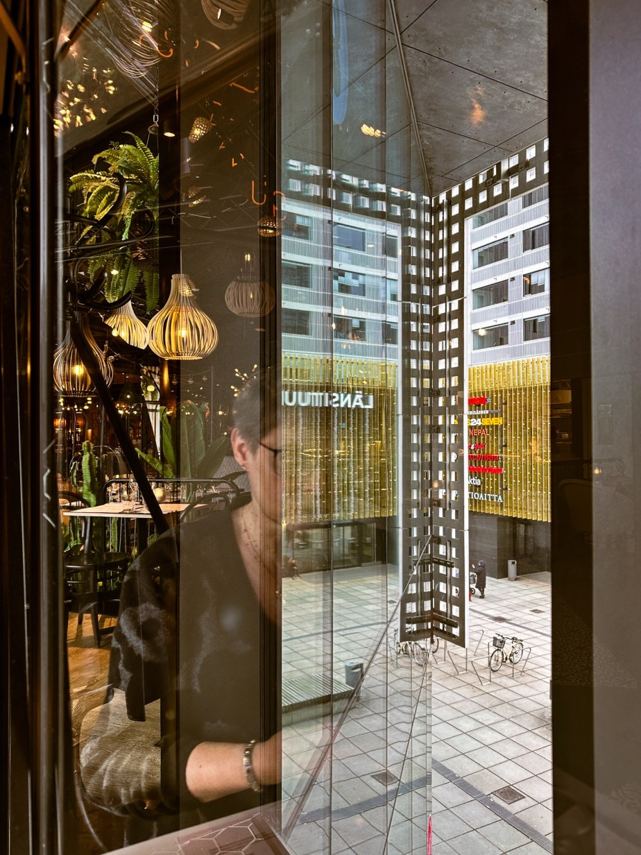 Glass echoes city’s indoor-outdoor&nbsp;dance.