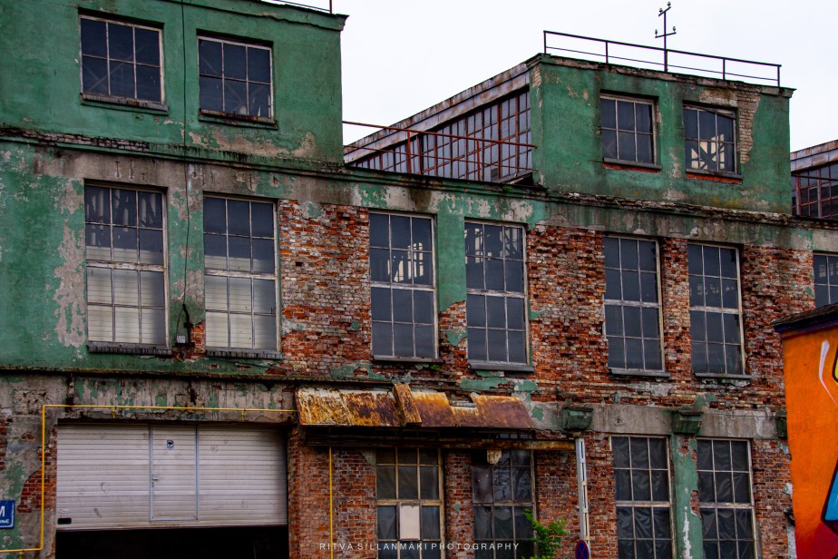 Old vacant building&nbsp;windows