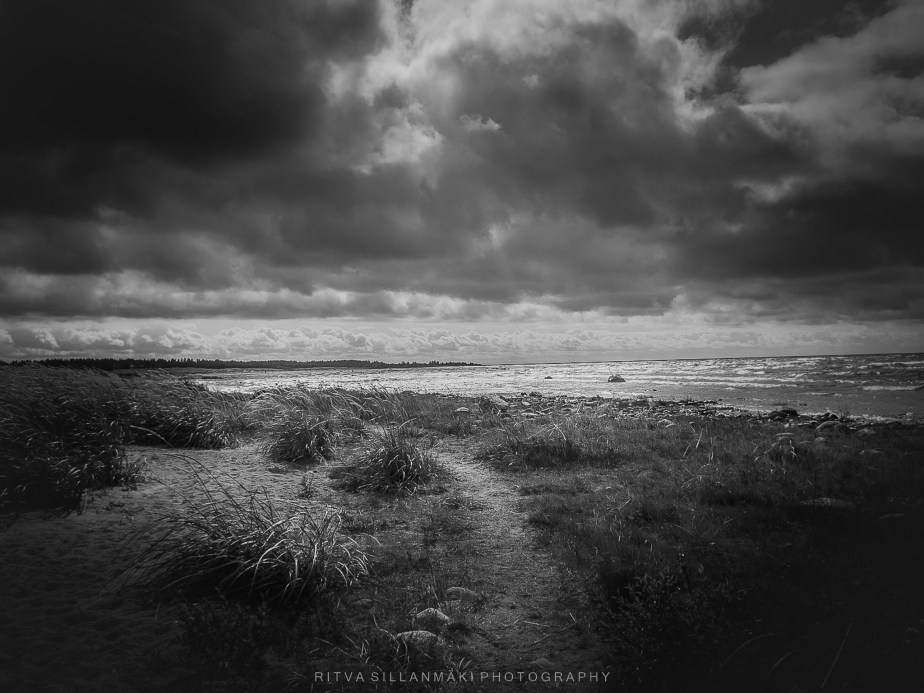 Monochrome madness – under the&nbsp;clouds