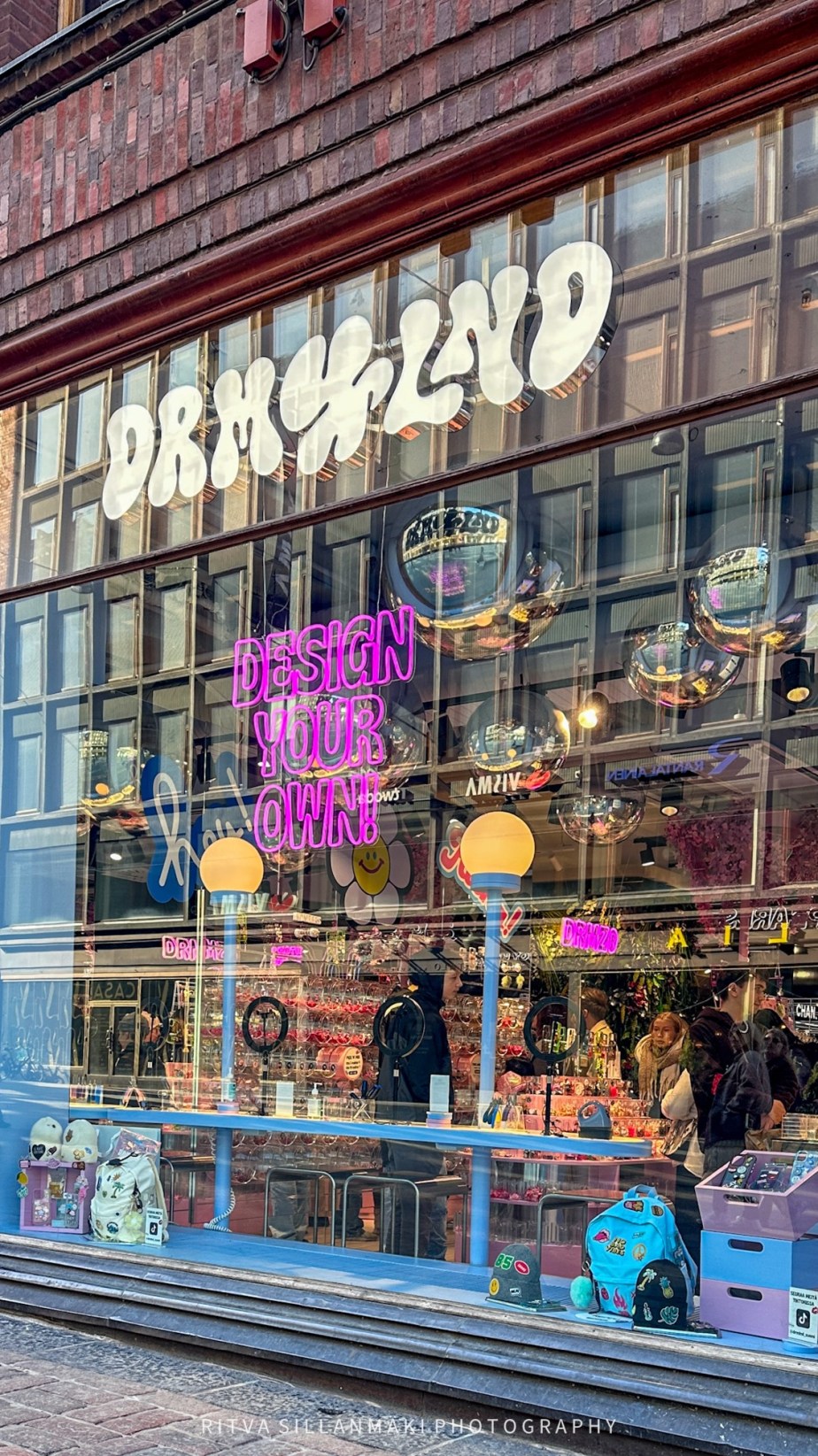 MOnday Window – DESIGN YOUR&nbsp;OWN.