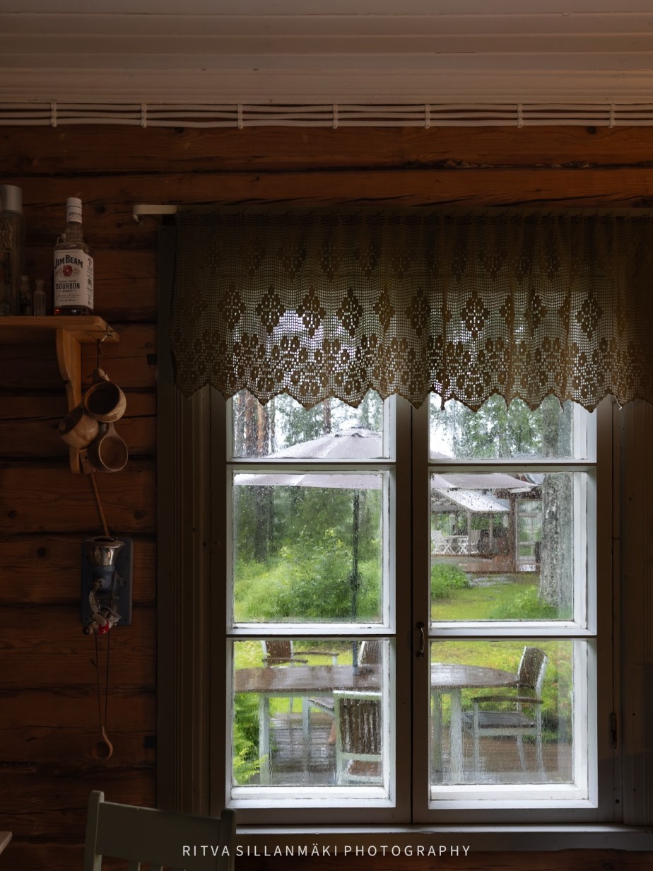 a simply Red Shed in&nbsp;Rain