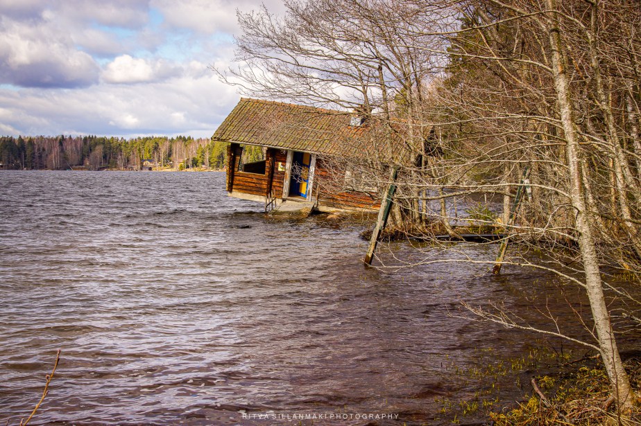 a Tilted Sauna at Lake&nbsp;Tampaja