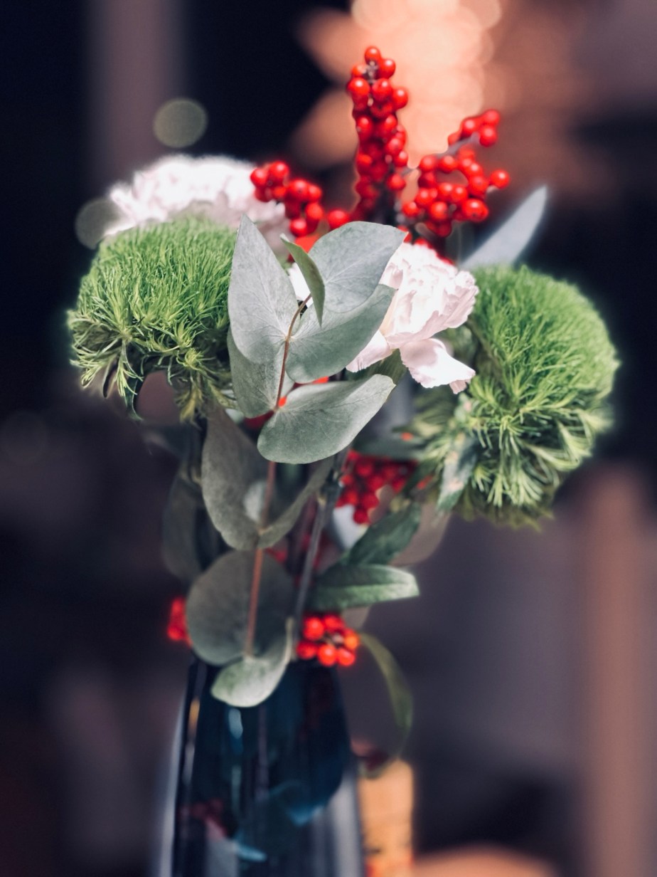 Bouquets with Red Berries and Green&nbsp;carnations