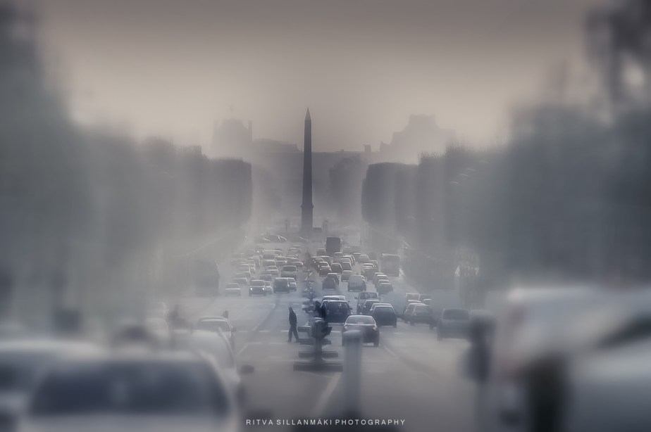 Monochrome Streets of Paris: A Foggy&nbsp;Perspective