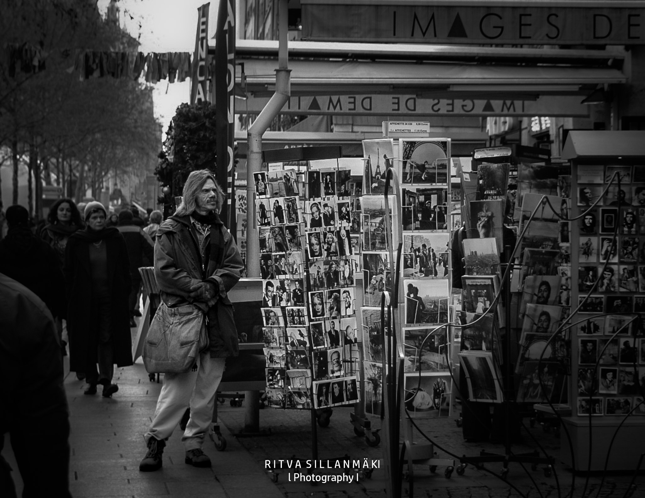 Street artist market along Paris boulevard