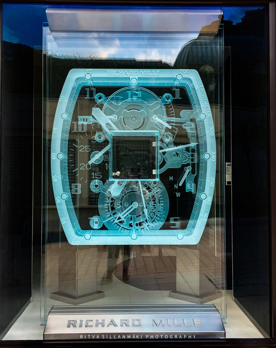The Mechanics of Time Beneath&nbsp;Glass